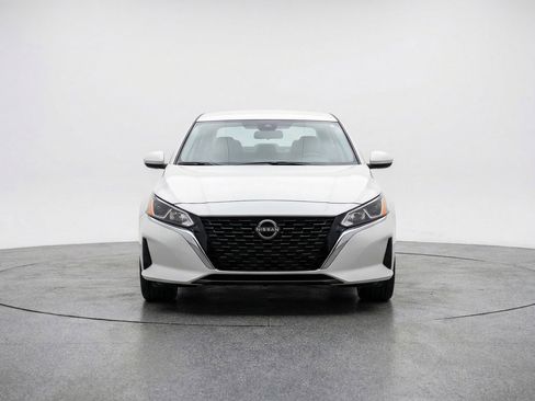 Used 2025 Nissan Altima 2.5 SV image 2