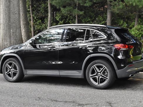 Used 2021 Mercedes-Benz GLA 250 4MATIC w/ AMG Line Exterior image 7