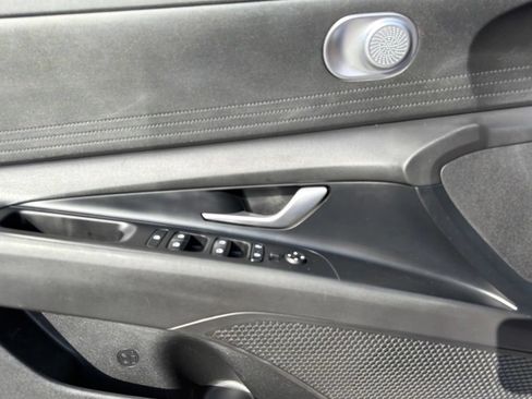 Used 2023 Hyundai Elantra SEL w/ Preferred Accessory Package FWD image 9