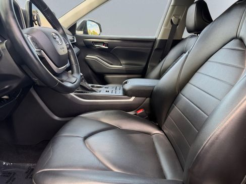 Used 2022 Toyota Highlander XLE AWD/4WD image 7