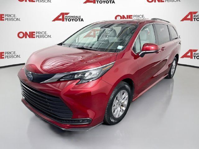 Used 2025 Toyota Sienna LE w/ LE Plus Package FWD image 4