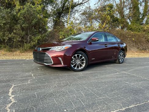 Used 2018 Toyota Avalon XLE Premium image 2