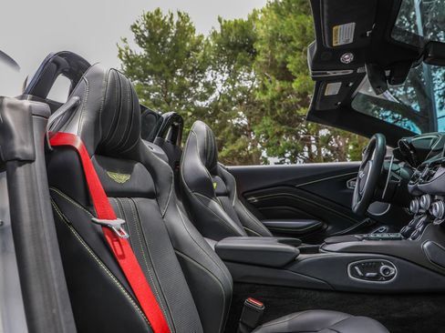 Used 2023 Aston Martin V8 Vantage Roadster RWD image 18