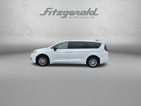 Used 2025 Chrysler Pacifica Select FWD image 4