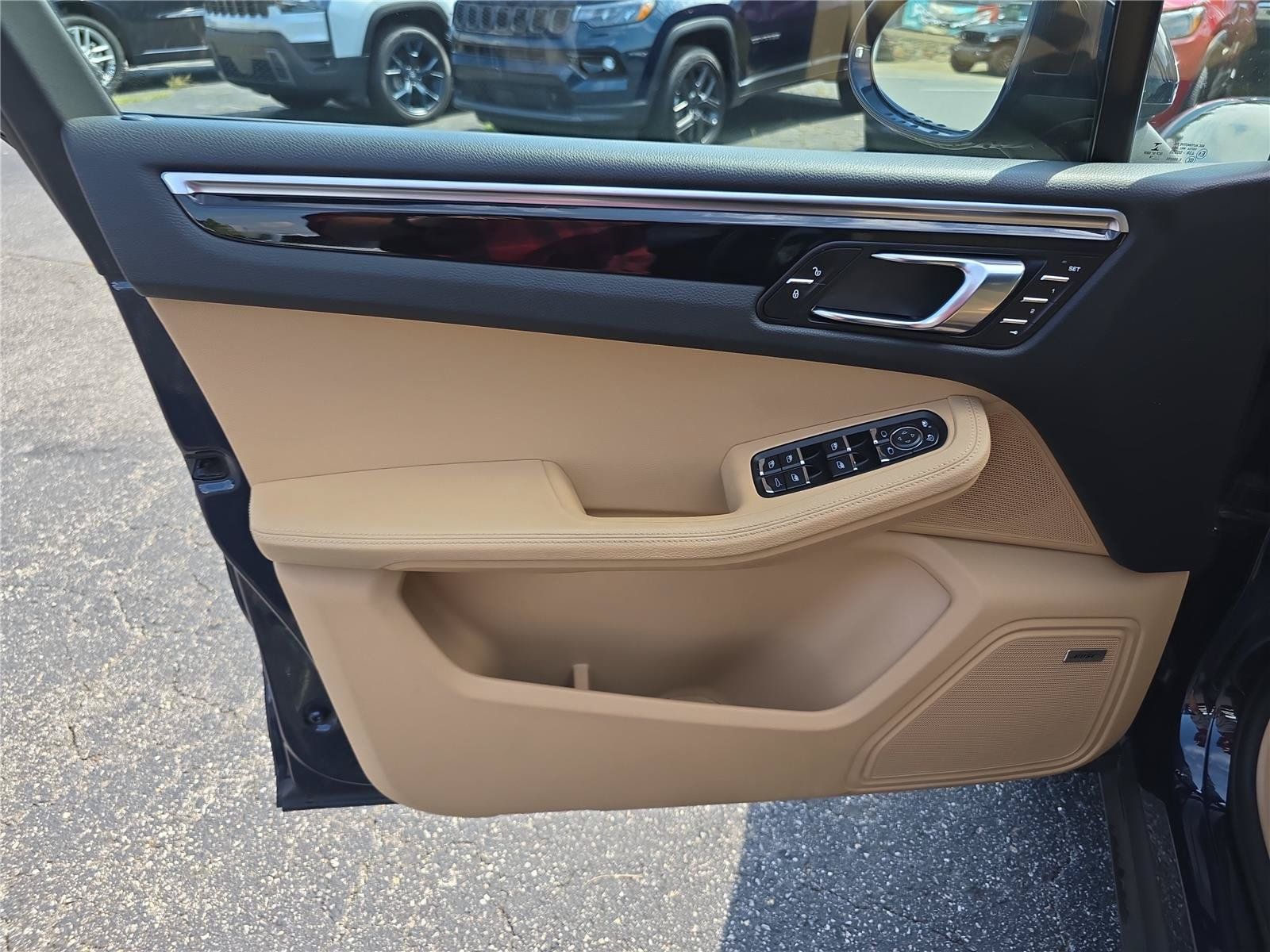 Used 2018 Porsche Macan AWD/4WD image 18