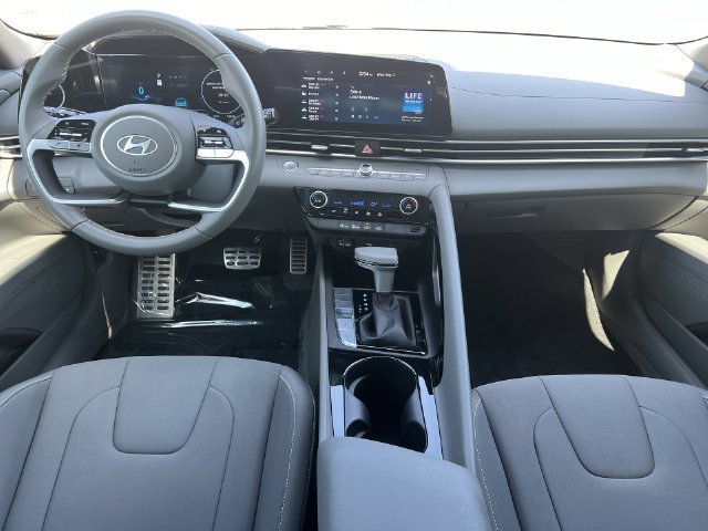 Certified 2025 Hyundai Elantra SEL FWD image 17