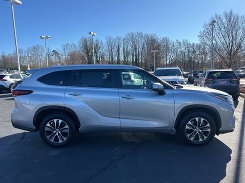 Used 2024 Toyota Highlander XLE image 4