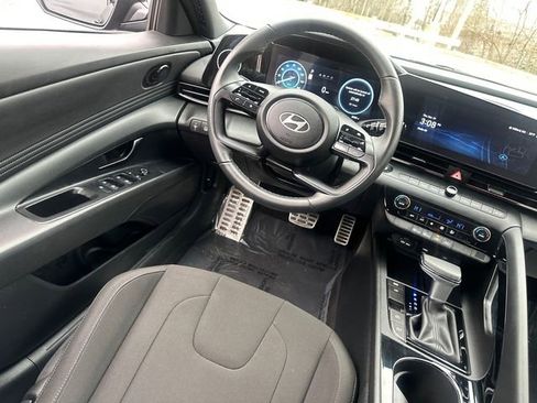 Used 2025 Hyundai Elantra SEL image 19