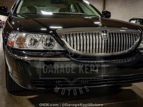 Used 2010 Lincoln Town Car Signature Limited image 17
