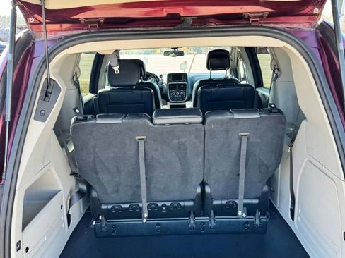 Used 2018 Dodge Grand Caravan SXT image 19