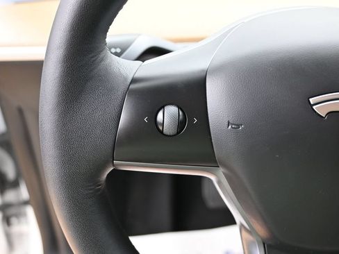 Used 2023 Tesla Model Y Long Range AWD/4WD image 18