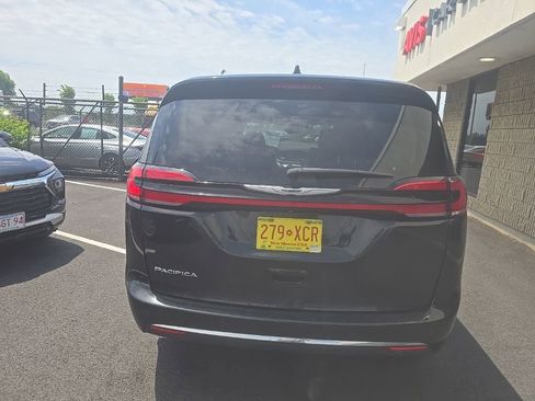 Used 2023 Chrysler Pacifica Touring-L FWD image 5