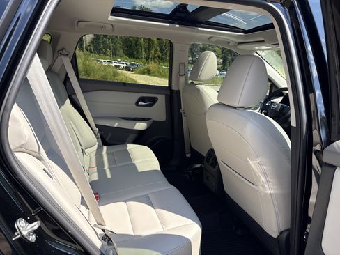 Used 2025 Nissan Rogue SL w/ SL Premium Package image 15