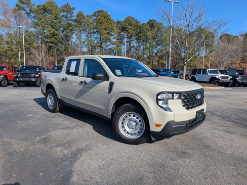 Used 2025 Ford Maverick XL image 3