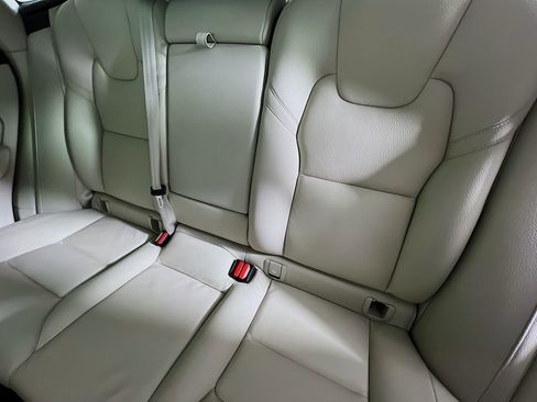 Used 2023 Volvo XC60 T8 Plus image 25