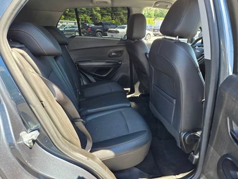 Used 2022 Chevrolet Trax LT w/ LT Convenience Package AWD/4WD image 19