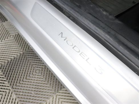 Used 2018 Tesla Model 3 Long Range RWD image 15
