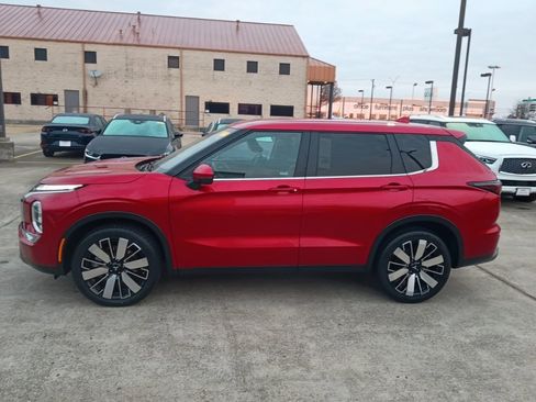 Used 2025 Mitsubishi Outlander SE image 4