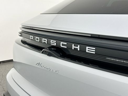 Certified 2025 Porsche Macan 4 Electric image 17