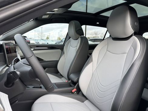 New 2026 Volkswagen Tiguan SE R-Line FWD image 12