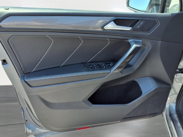 Used 2022 Volkswagen Tiguan SE AWD/4WD image 12