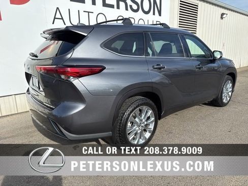 Used 2020 Toyota Highlander Limited image 3