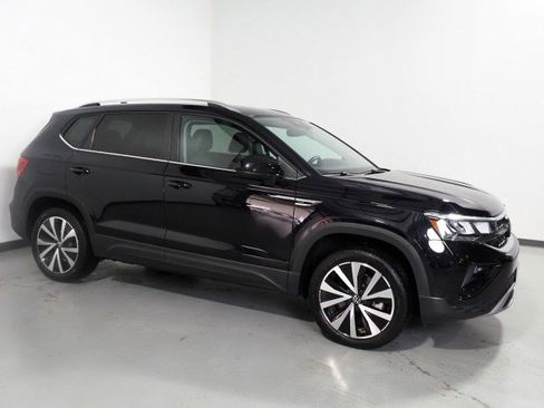 Used 2024 Volkswagen Taos SE image 1