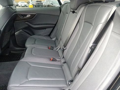 Used 2023 Audi Q8 Premium image 31