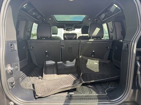 Used 2024 Land Rover Defender 110 X-Dynamic SE AWD/4WD image 5