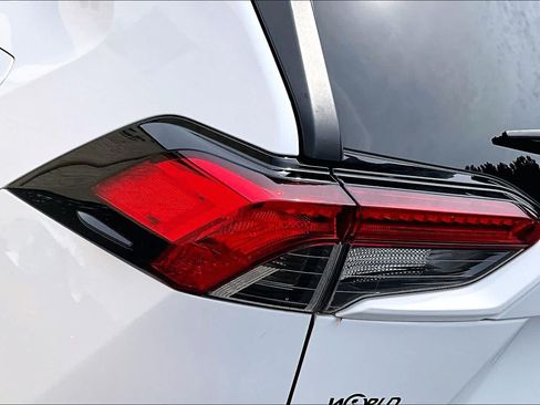 Used 2021 Toyota RAV4 XLE w/ Convenience Package FWD image 28