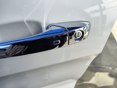 Certified 2020 Jeep Grand Cherokee Limited w/ Premium Lighting Group image 17