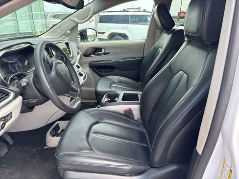 Used 2024 Chrysler Pacifica Touring-L FWD image 15