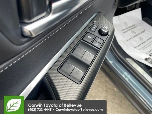 Used 2023 Toyota Venza Limited image 11