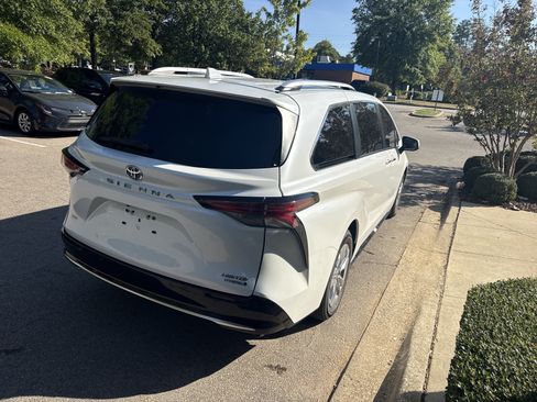 Used 2023 Toyota Sienna Limited FWD image 6