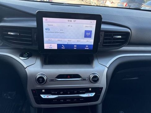 Used 2021 Ford Explorer XLT image 12