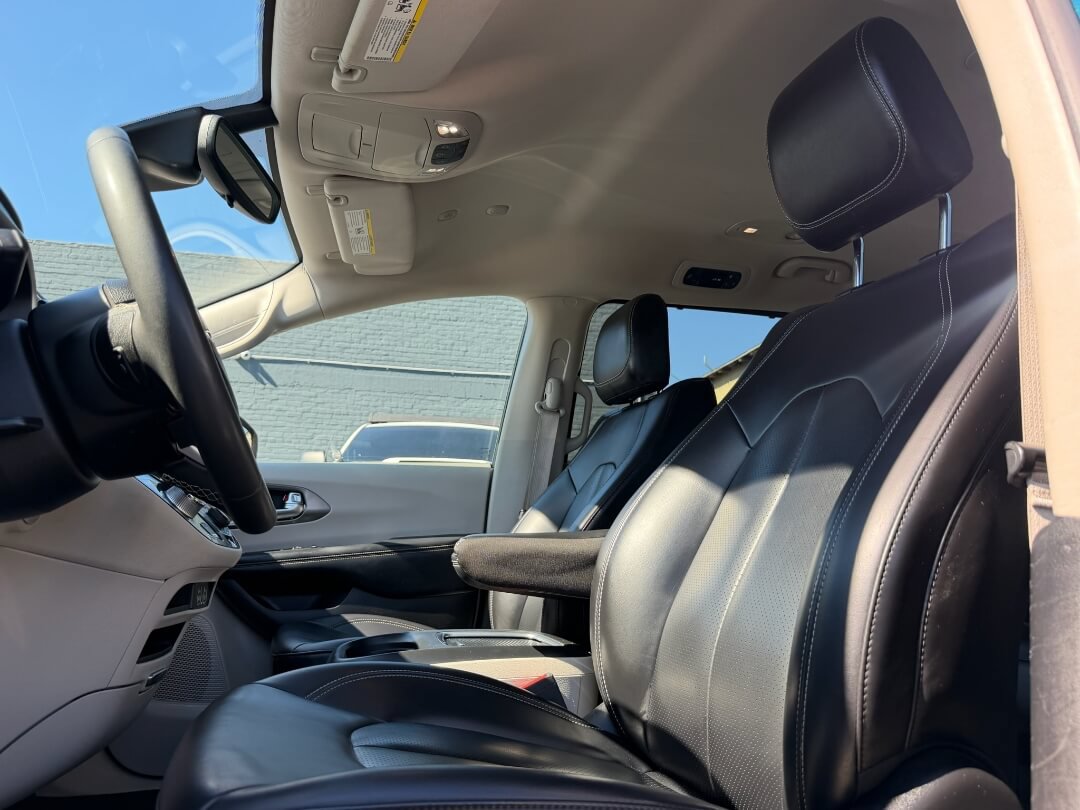 Used 2023 Chrysler Pacifica Touring-L FWD image 9