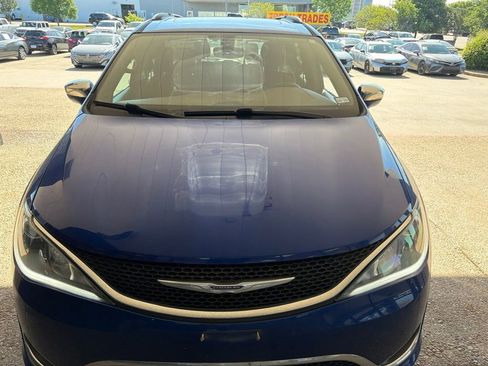 Used 2020 Chrysler Pacifica Limited FWD image 3