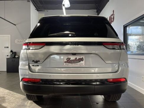 Used 2024 Jeep Grand Cherokee Altitude image 6