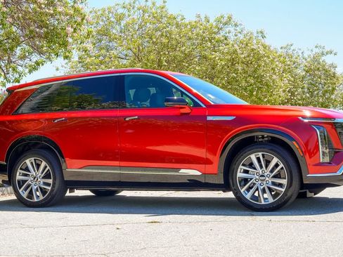 Used 2026 Cadillac Vistiq Luxury image 7