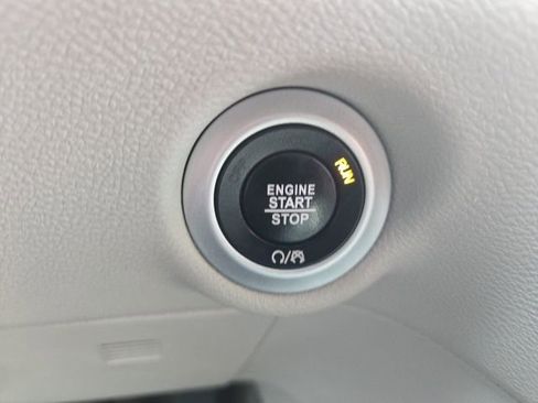 Used 2020 Chrysler Pacifica Touring-L image 27