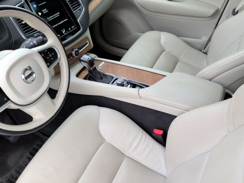 Used 2021 Volvo XC90 T6 Momentum w/ Climate Package image 17