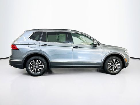 Used 2020 Volkswagen Tiguan SE w/ Panoramic Sunroof Package image 10
