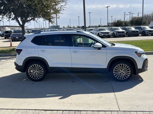 Certified 2025 Volkswagen Taos SE w/ Panoramic Sunroof Package FWD image 11