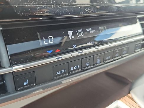 Used 2024 Toyota Sienna XLE FWD image 12