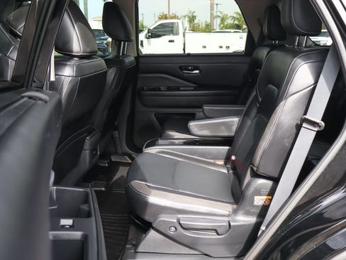 Used 2024 Nissan Pathfinder SL w/ SL Premium Package FWD image 42
