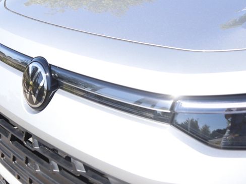 New 2025 Volkswagen Tiguan SE image 11