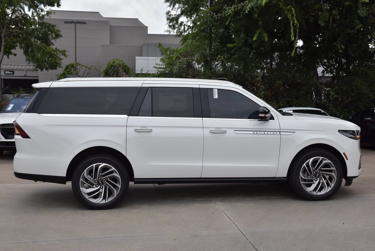 New 2026 Lincoln Navigator L Reserve AWD/4WD image 5