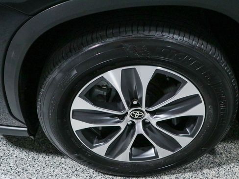 Used 2024 Toyota Highlander XLE FWD image 11