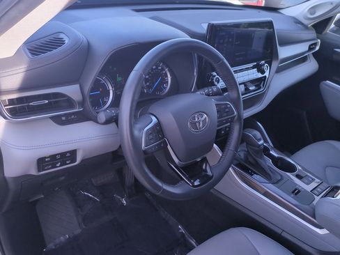 Used 2021 Toyota Highlander Limited image 13