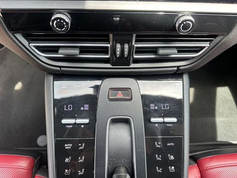 Certified 2023 Porsche Macan AWD/4WD image 30
